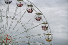 游乐园旋转摩天轮图片